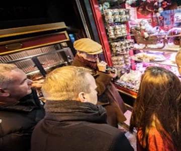 Paris: Montmartre Guided Food Tour + Drinks